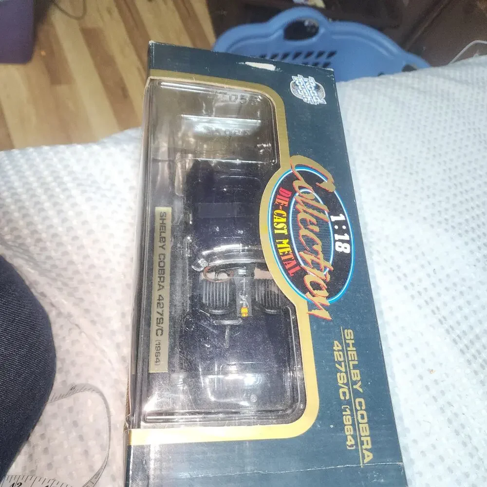 ROAD TOUGH NIB SHELBY COBRA 427 S/C 1864 DIE CAST COLLECTIBLE CAR